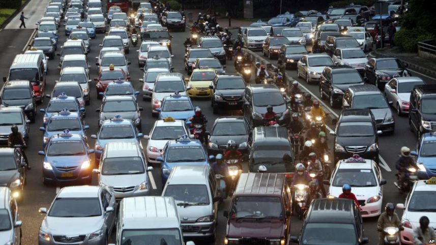 Penyebab Kemacetan Lalu Lintas, Kadang Karena Kendaraan Lambat